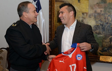 Thi đấu quả cảm, sao Chile được tặng huân chương danh dự